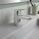 Waschtischarmatur von Ideal Standard in Chrom, montiert auf einem weißen Waschbecken, mit senkrechtem Hebel zum regulieren des Wasserflusses.